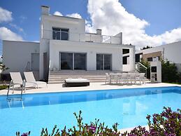 Villa in Foz do Arelho With Pool & Beach