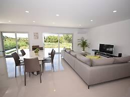 Villa in Foz do Arelho With Pool & Beach
