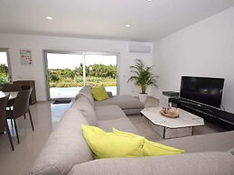 Villa in Foz do Arelho With Pool & Beach