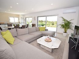 Villa in Foz do Arelho With Pool & Beach