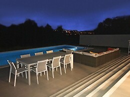 Villa in Foz do Arelho With Pool & Beach