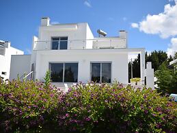 Villa in Foz do Arelho With Pool & Beach