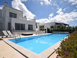 Villa in Foz do Arelho With Pool & Beach