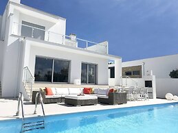 Villa in Foz do Arelho With Pool & Beach