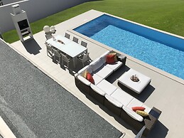 Villa in Foz do Arelho With Pool & Beach