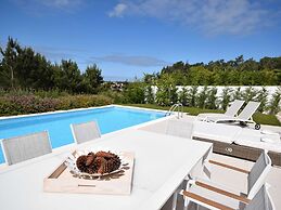 Villa in Foz do Arelho With Pool & Beach