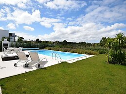 Villa in Foz do Arelho With Pool & Beach