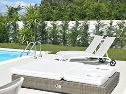 Villa in Foz do Arelho With Pool & Beach