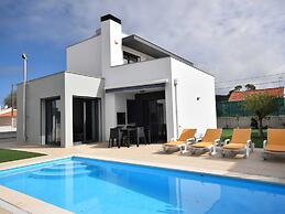 Lavish Villa in Foz do Arelho With Private Pool