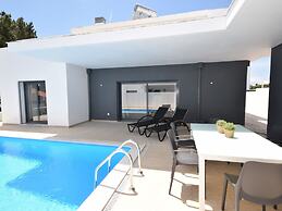 Modern Villa With Private Pool, Near the Beautiful Beach of Foz de Are