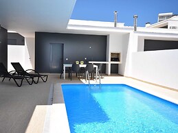 Modern Villa With Private Pool, Near the Beautiful Beach of Foz de Are