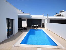 Modern Villa With Private Pool, Near the Beautiful Beach of Foz de Are