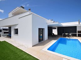 Modern Villa With Private Pool, Near the Beautiful Beach of Foz de Are