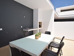 Modern Villa With Private Pool, Near the Beautiful Beach of Foz de Are
