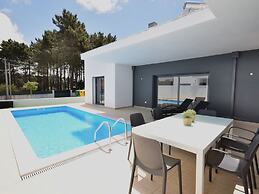 Modern Villa With Private Pool, Near the Beautiful Beach of Foz de Are