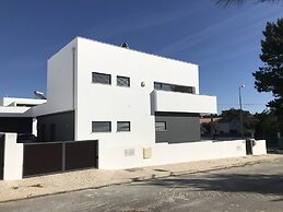 Modern Villa With Private Pool, Near the Beautiful Beach of Foz de Are
