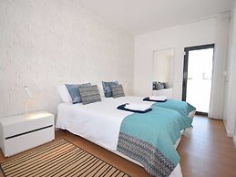 Modern Villa With Private Pool, Near the Beautiful Beach of Foz de Are