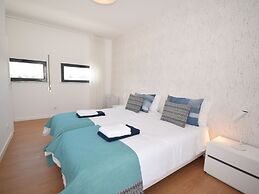 Modern Villa With Private Pool, Near the Beautiful Beach of Foz de Are