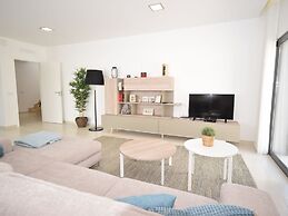 Modern Villa With Private Pool, Near the Beautiful Beach of Foz de Are