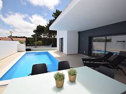 Modern Villa With Private Pool, Near the Beautiful Beach of Foz de Are