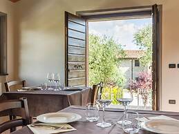 Farmhouse in Perugia with Hot Tub, Swimming Pool, Garden, BBQ