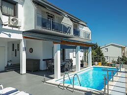 Luxury Apartment With Heated Pool in Starigrad