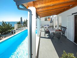 Luxury Apartment With Heated Pool in Starigrad