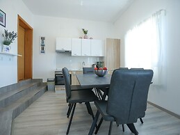 Luxury Apartment With Heated Pool in Starigrad