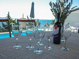 Luxury Apartment With Heated Pool in Starigrad