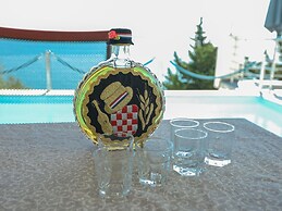 Luxury Apartment With Heated Pool in Starigrad