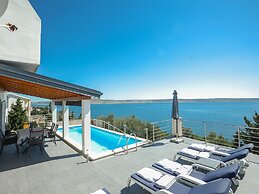 Luxury Apartment With Heated Pool in Starigrad