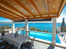 Luxury Apartment With Heated Pool in Starigrad