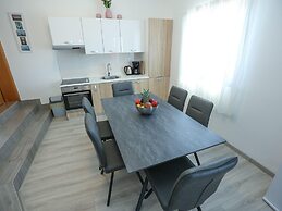 Luxury Apartment With Heated Pool in Starigrad