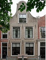 Grand Townhouse in Harlingen near Beach