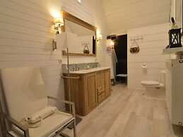 Pleasant Holiday Home in West Flanders with Enclosed Garden & Hot Tub