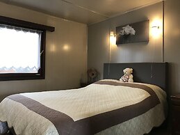 Modern Waterfront Chalet