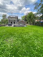 Spacious Chalet in Jalhay with Hot Tub