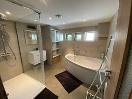 Spacious Chalet in Jalhay with Hot Tub