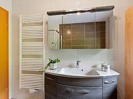 Sunlit Apartment near Ski Area in Hollersbach im Pinzgau