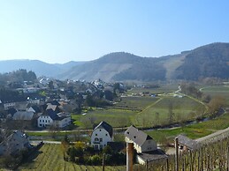 Cozy Apartment in Neumagen-Dhron near Lake Mosel with Garden