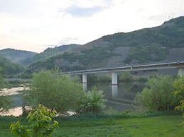 Cozy Apartment in Neumagen-Dhron near Lake Mosel with Garden