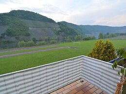 Cozy Apartment in Neumagen-Dhron near Lake Mosel with Garden