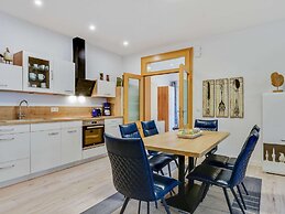 Spacious Apartment With Private Terrace