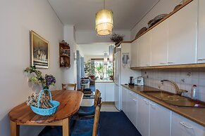 Bright Comfy Flat near Beach & City Center