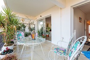 Bright Comfy Flat near Beach & City Center