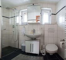 Ruhiges Apartment mit Sauna, Burggen