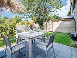 Traditional Cottage With Private Terrace