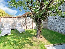 Traditional Cottage With Private Terrace