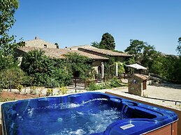 Gorgeous Holiday Home with Hot Tub, Whirlpool, Pool, Garden