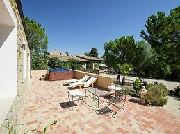 Gorgeous Holiday Home with Hot Tub, Whirlpool, Pool, Garden
